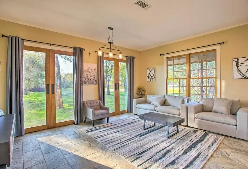 Charming Gainesville Retreat: Barn, Horses Welcome