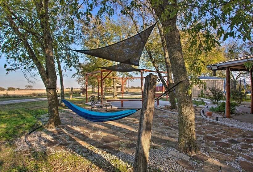 Charming Gainesville Retreat: Barn, Horses Welcome