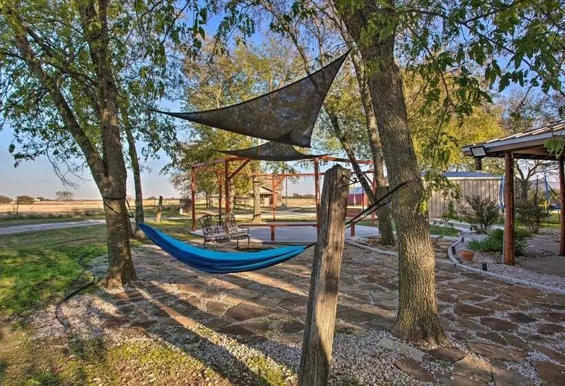 Charming Gainesville Retreat: Barn, Horses Welcome