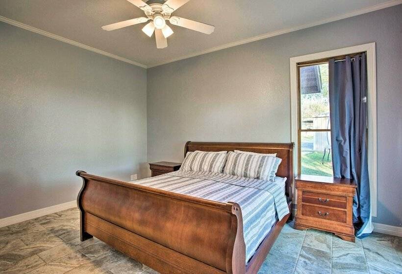 Charming Gainesville Retreat: Barn, Horses Welcome