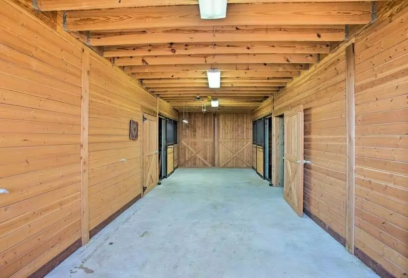 Charming Gainesville Retreat: Barn, Horses Welcome