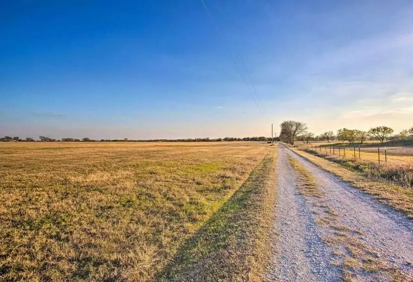 Charming Gainesville Retreat: Barn, Horses Welcome