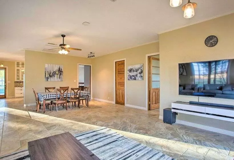 Charming Gainesville Retreat: Barn, Horses Welcome