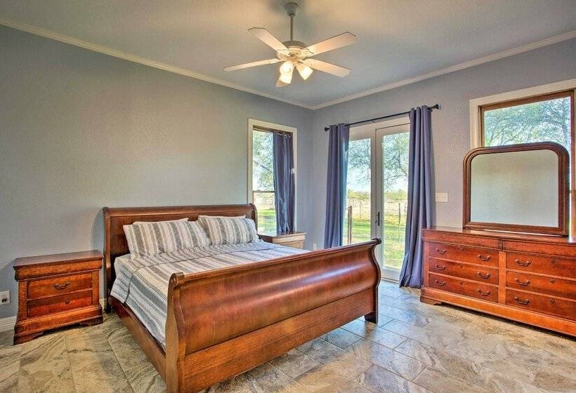 Charming Gainesville Retreat: Barn, Horses Welcome