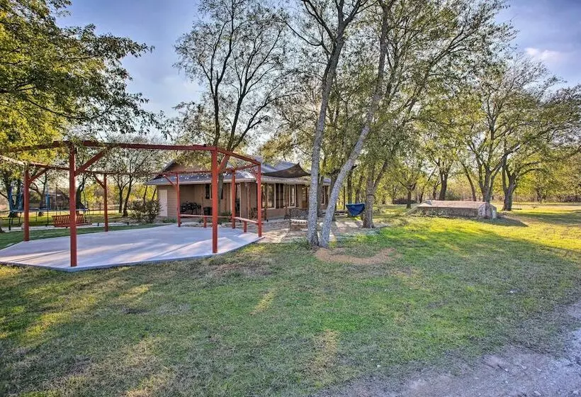 Charming Gainesville Retreat: Barn, Horses Welcome