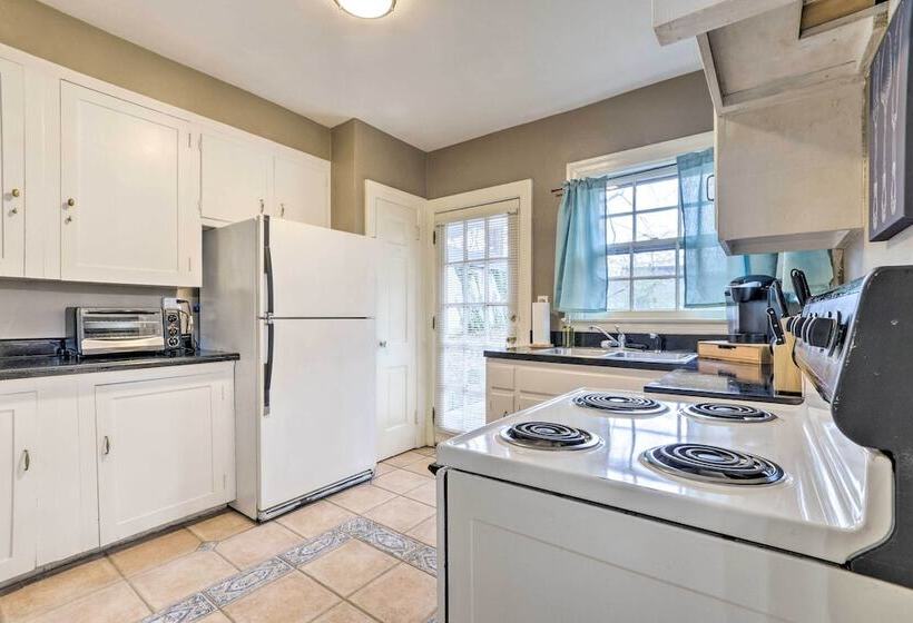 Chic & Cozy Greensboro Home, 2 Mi To Dtwn!