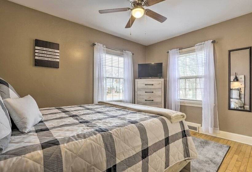 Chic & Cozy Greensboro Home, 2 Mi To Dtwn!