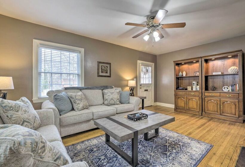 Chic & Cozy Greensboro Home, 2 Mi To Dtwn!