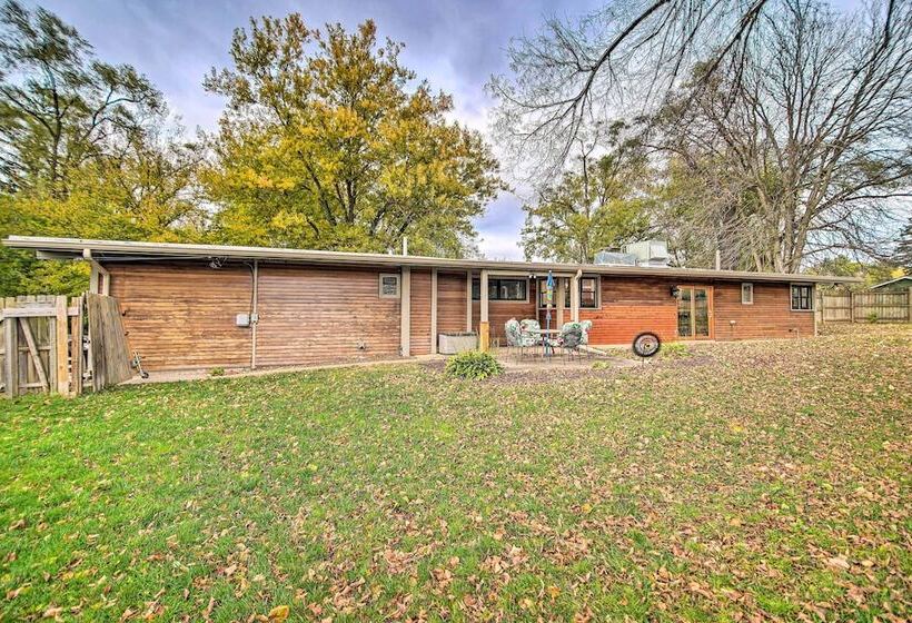 Fox River Grove Home: Pets Welcome!