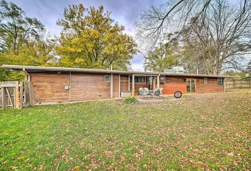 Fox River Grove Home: Pets Welcome!