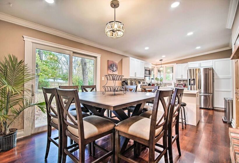 Fox River Grove Home: Pets Welcome!