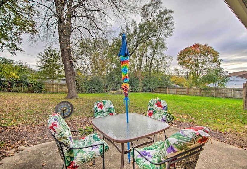 Fox River Grove Home: Pets Welcome!