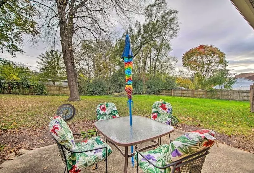 Fox River Grove Home: Pets Welcome!