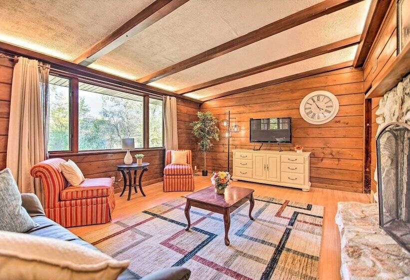 Fox River Grove Home: Pets Welcome!