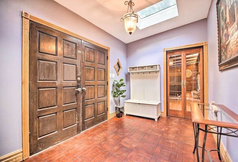 Fox River Grove Home: Pets Welcome!