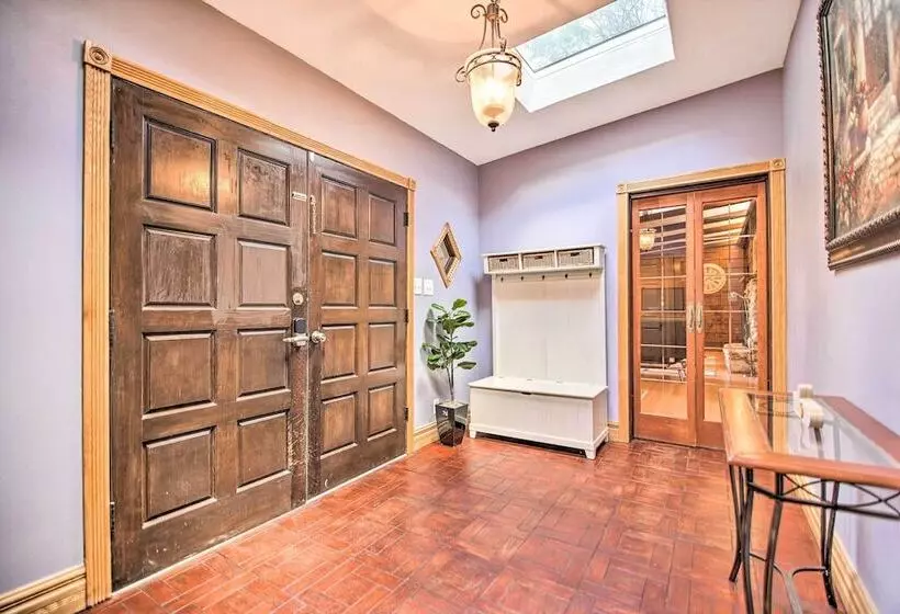 Fox River Grove Home: Pets Welcome!