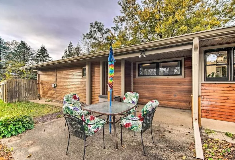 Fox River Grove Home: Pets Welcome!