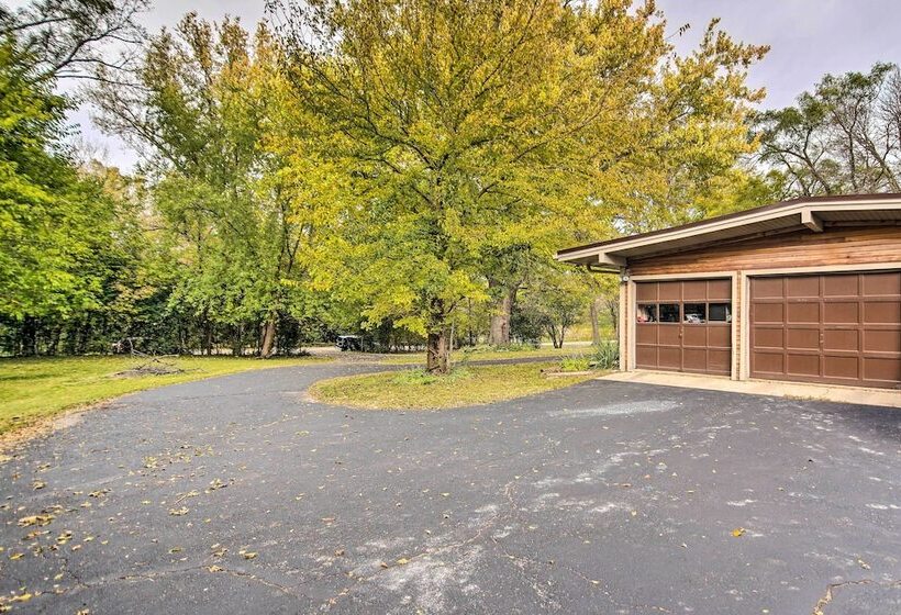Fox River Grove Home: Pets Welcome!