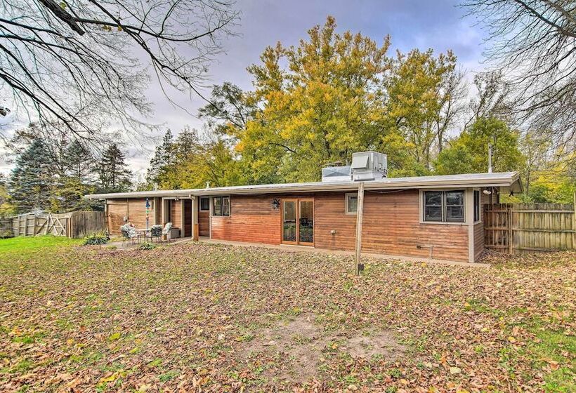 Fox River Grove Home: Pets Welcome!