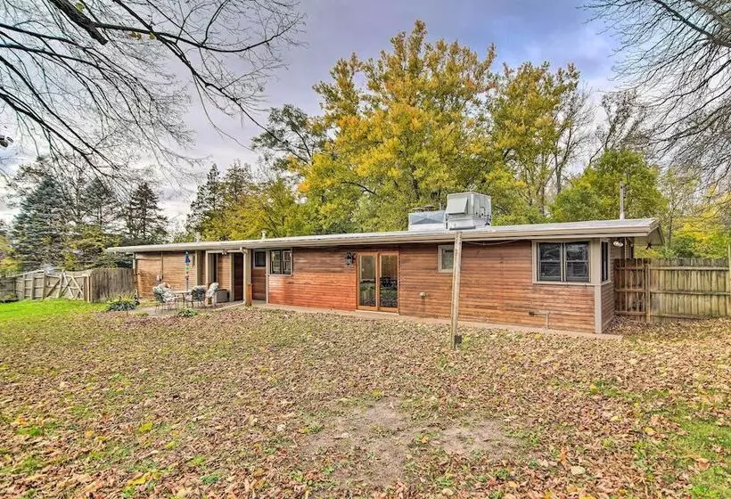 Fox River Grove Home: Pets Welcome!