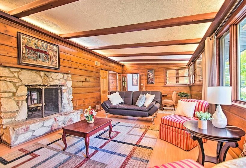 Fox River Grove Home: Pets Welcome!