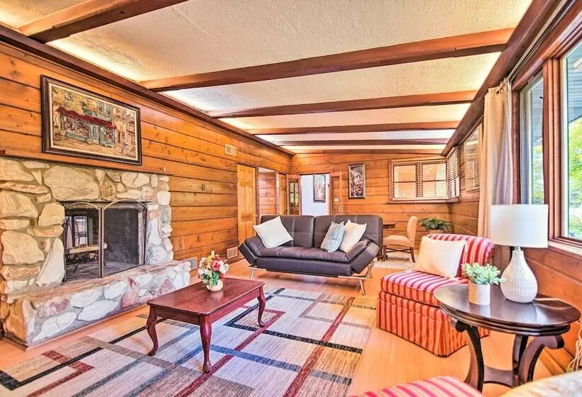 Fox River Grove Home: Pets Welcome!