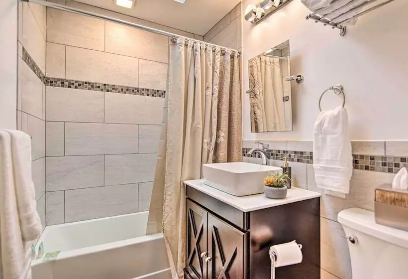 Fox River Grove Home: Pets Welcome!