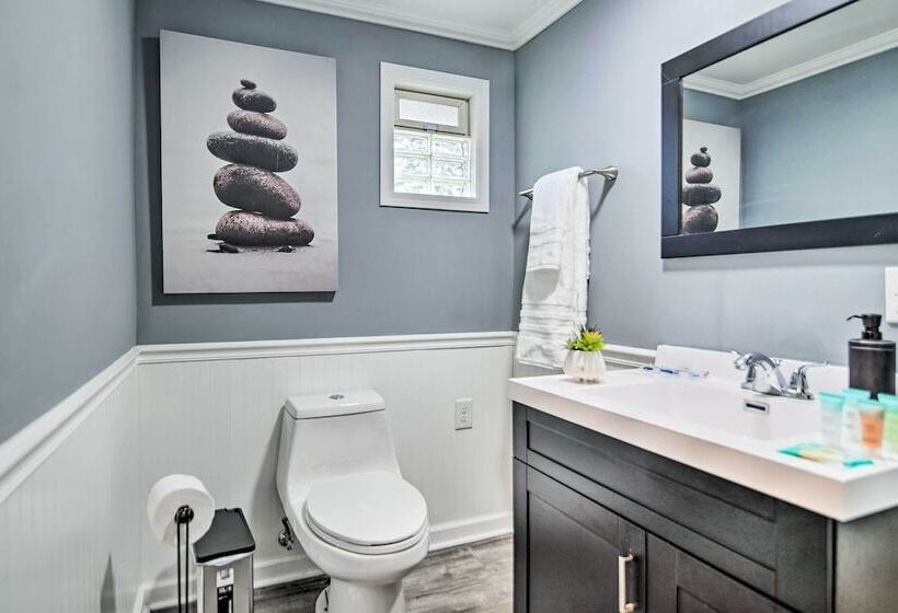 Fox River Grove Home: Pets Welcome!