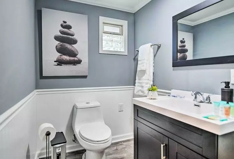 Fox River Grove Home: Pets Welcome!