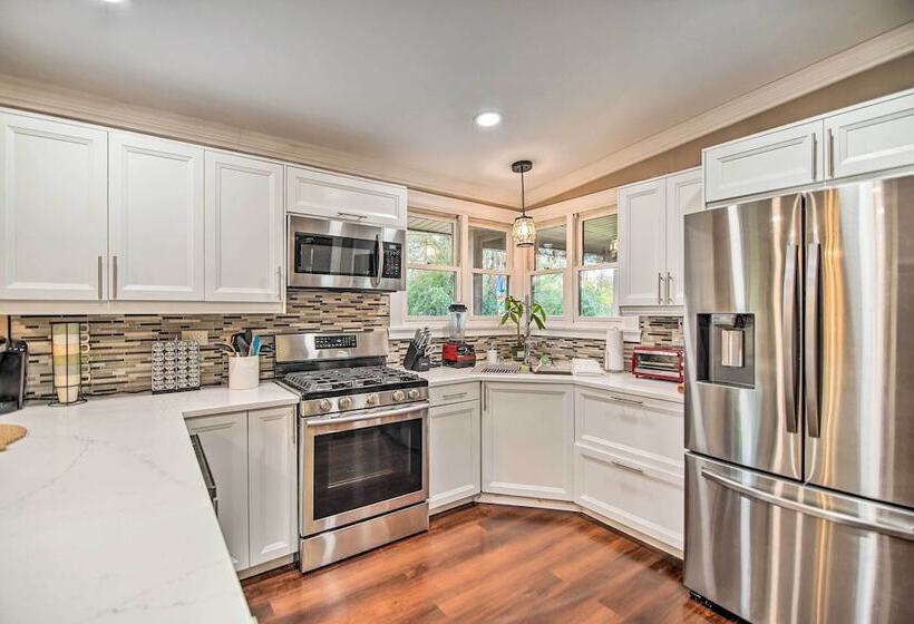 Fox River Grove Home: Pets Welcome!