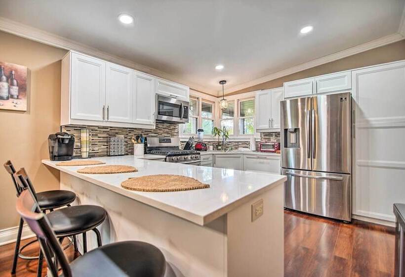 Fox River Grove Home: Pets Welcome!