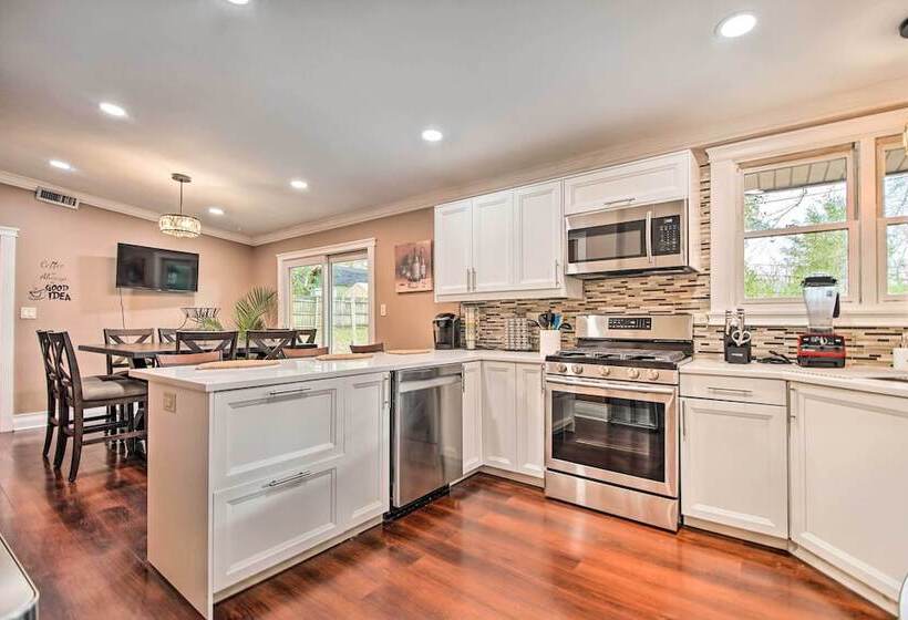 Fox River Grove Home: Pets Welcome!