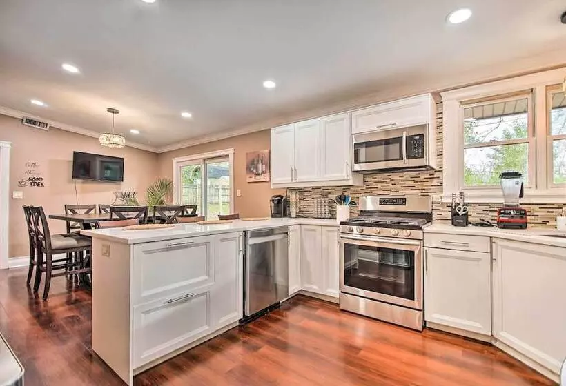 Fox River Grove Home: Pets Welcome!