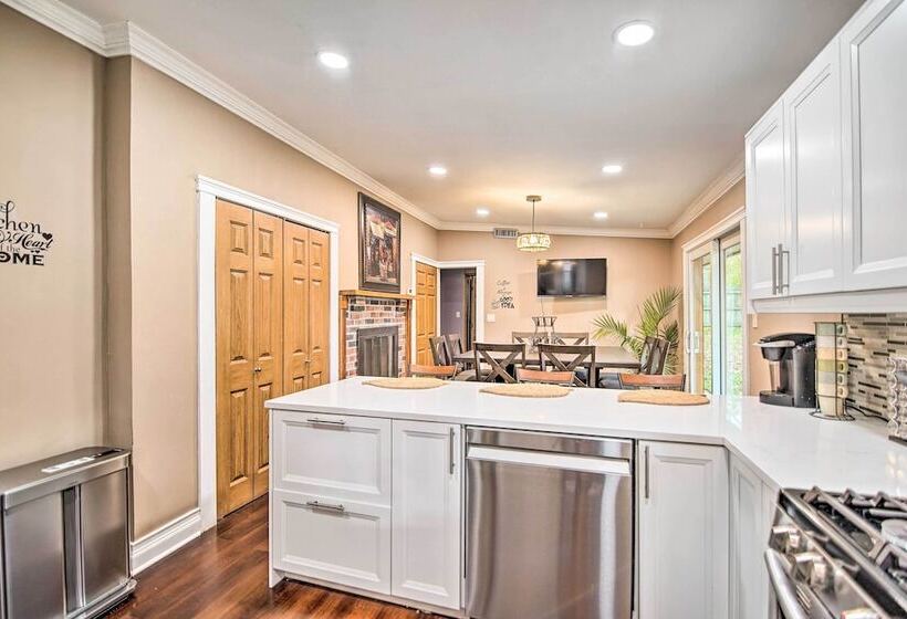 Fox River Grove Home: Pets Welcome!