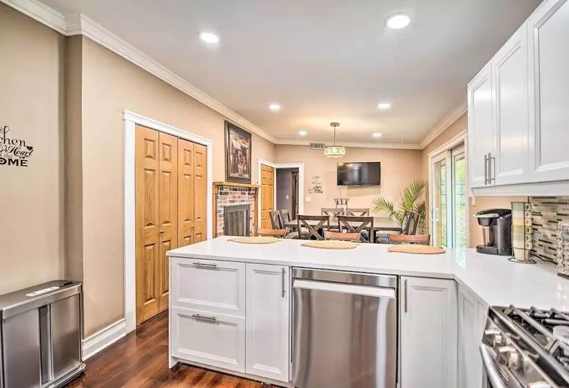 Fox River Grove Home: Pets Welcome!