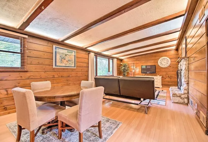 Fox River Grove Home: Pets Welcome!