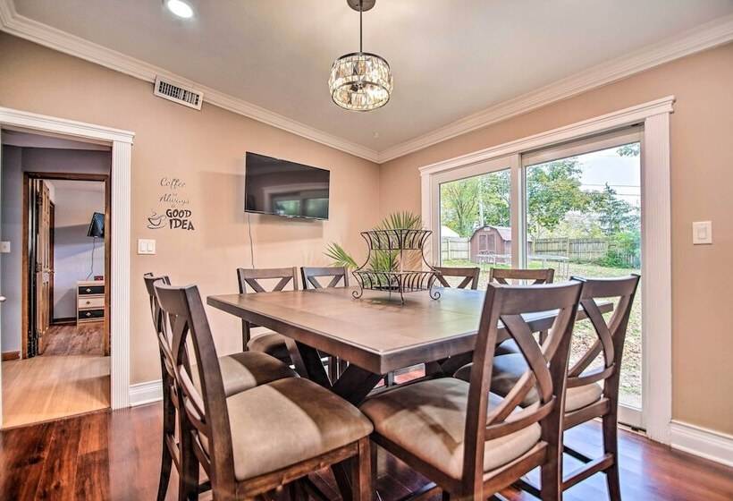 Fox River Grove Home: Pets Welcome!