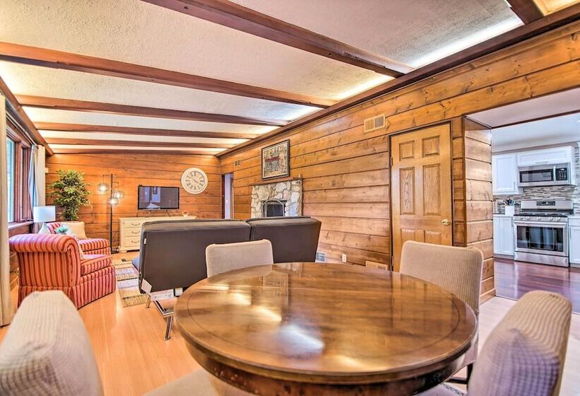 Fox River Grove Home: Pets Welcome!