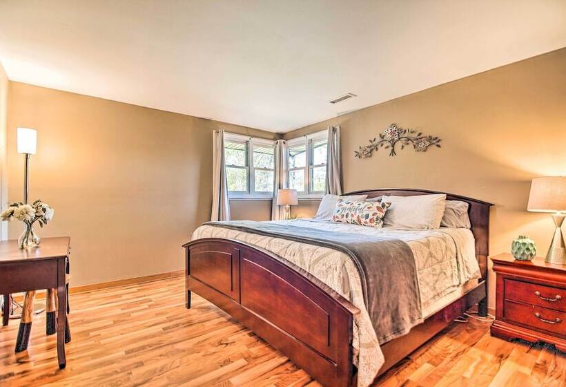 Fox River Grove Home: Pets Welcome!