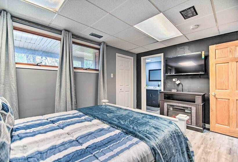 Fox River Grove Home: Pets Welcome!