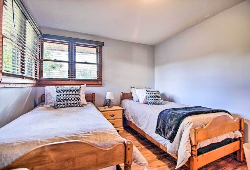 Fox River Grove Home: Pets Welcome!