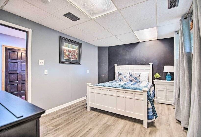 Fox River Grove Home: Pets Welcome!