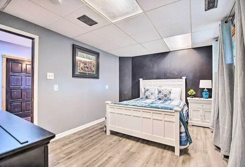 Fox River Grove Home: Pets Welcome!