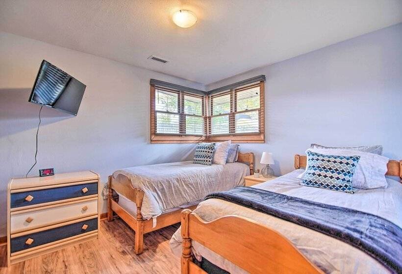 Fox River Grove Home: Pets Welcome!