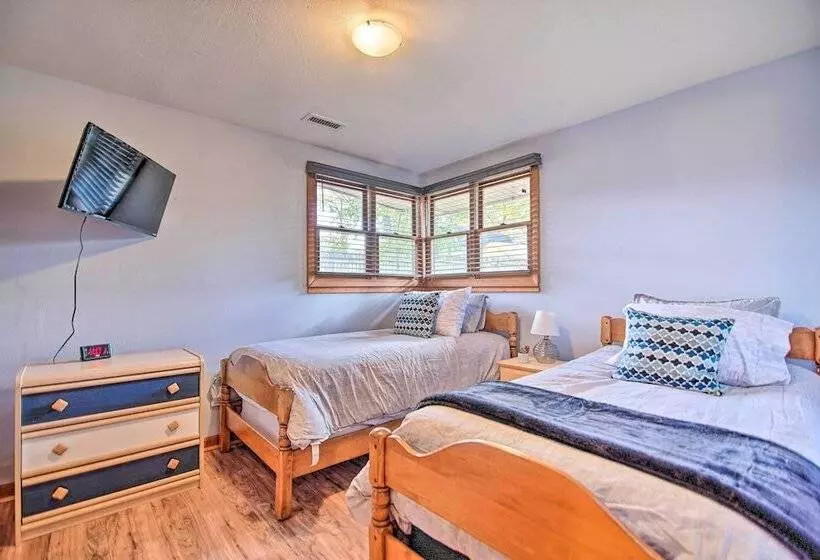 Fox River Grove Home: Pets Welcome!