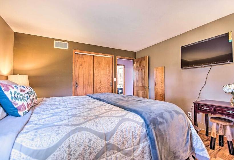 Fox River Grove Home: Pets Welcome!