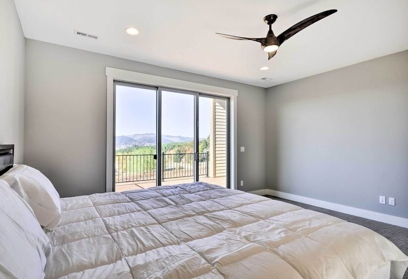 Chic Willamette Valley Home W/ Deck & Vineyard!