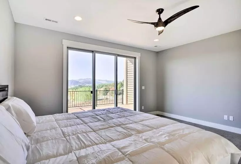 Chic Willamette Valley Home W/ Deck & Vineyard!