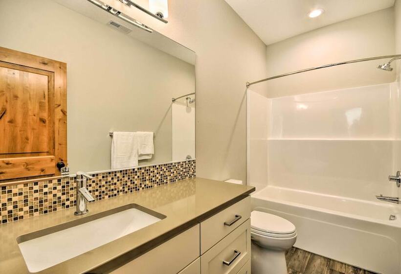 Chic Willamette Valley Home W/ Deck & Vineyard!