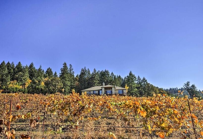Chic Willamette Valley Home W/ Deck & Vineyard!